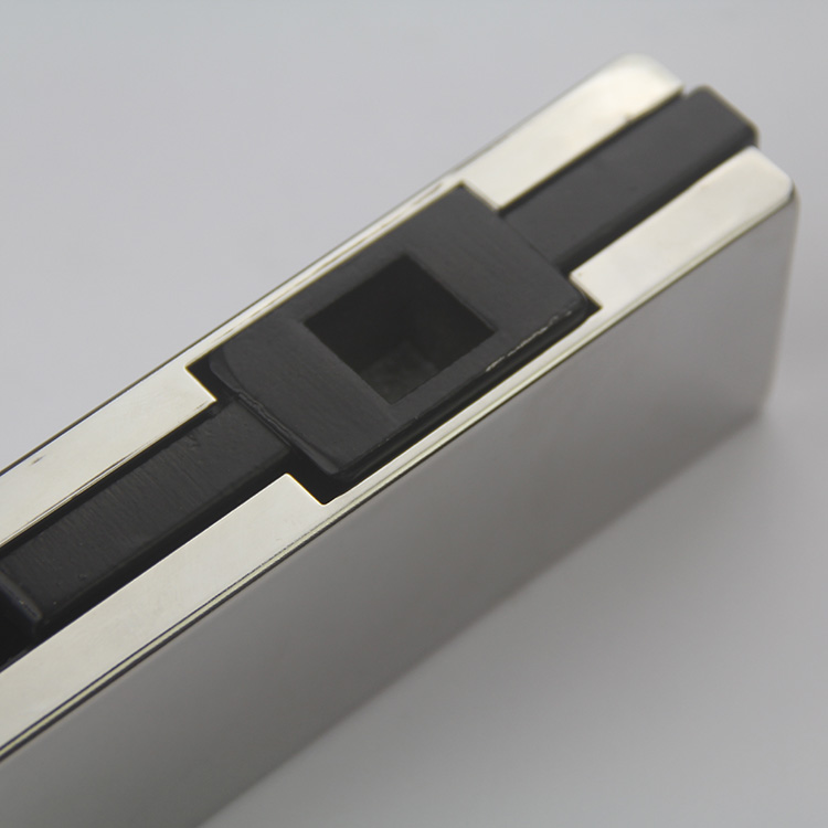 abrazaderas de vidrio negro