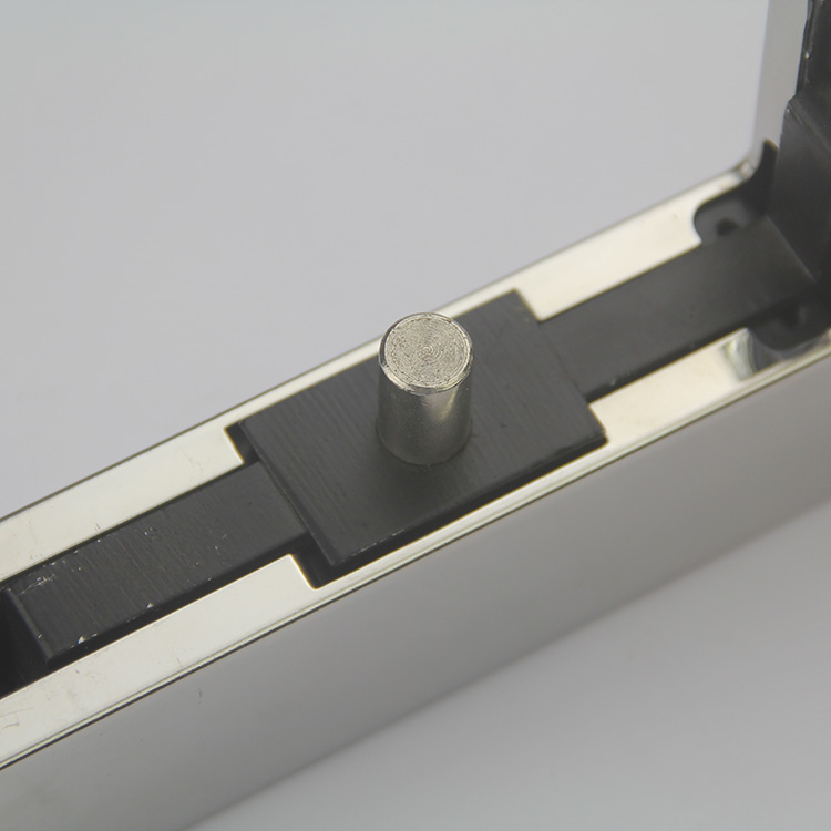 puerta de vidrio con parche