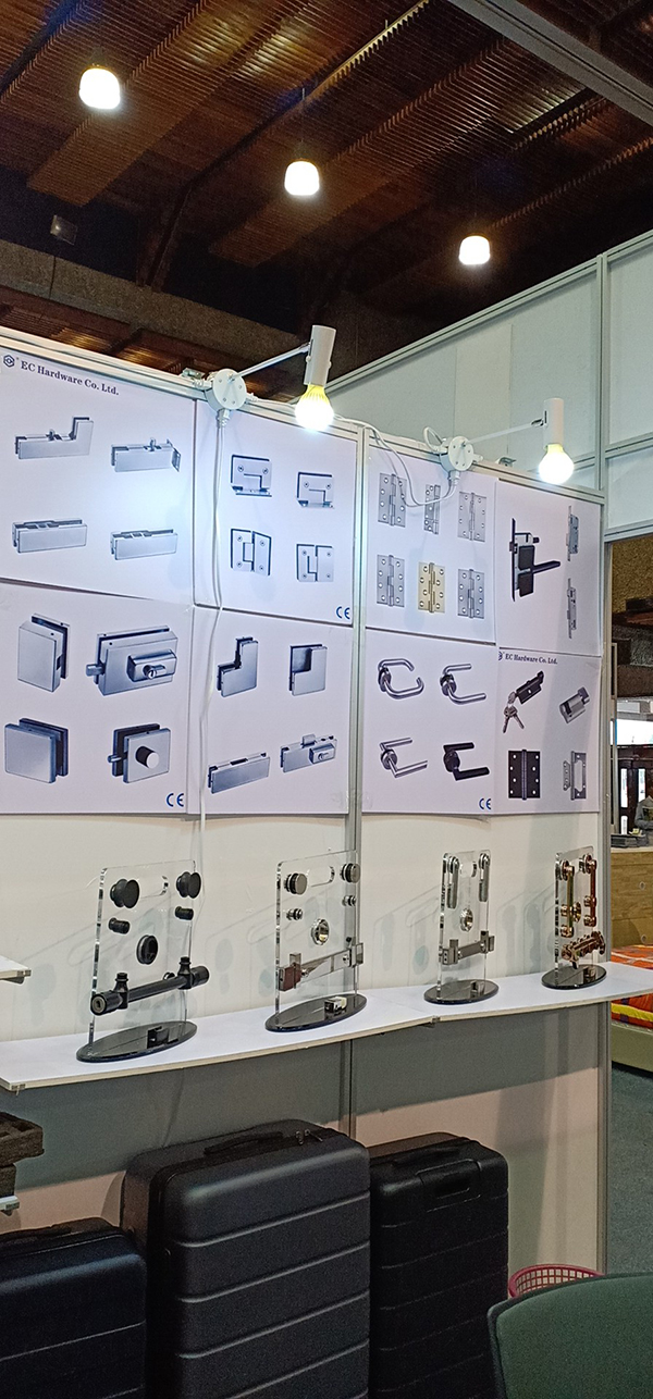 Proveedor de China Serie de ba&ntilde;o Acero inoxidable Bisagra de sujeci&oacute;n para vidrio (EGC-058)