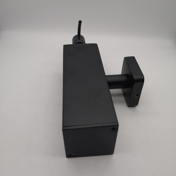 Cocina cuadrada de acero inoxidable debajo del dispensador de jab&oacute;n l&iacute;quido para mostrador